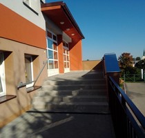 Nově opravené prostory školy a okolí